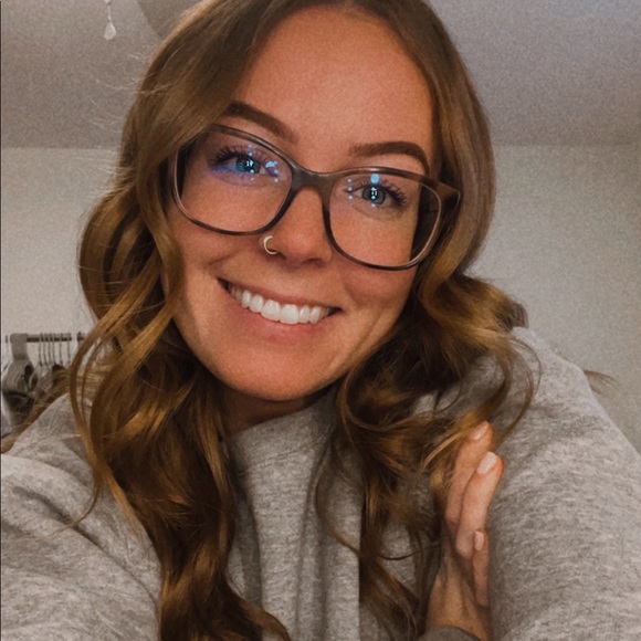 💜MEET YOUR POSHER, MERANDA💜 - Picture 1 of 2